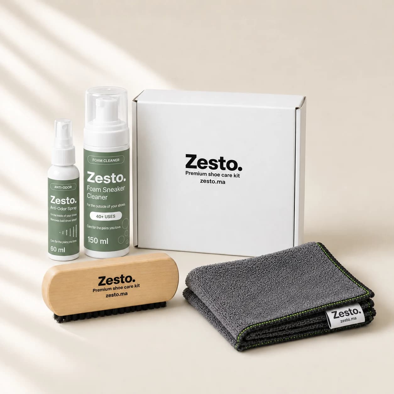 Le Pack Complet Zesto. avec mousse, spray anti-odeurs, brosse en bois et serviette microfibre.